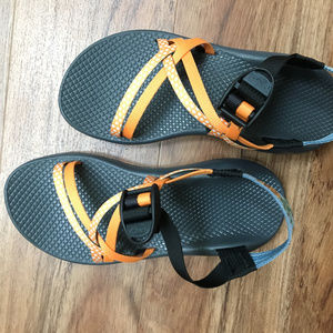 Never-worn women's Chacos ZX/1 size 7